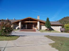 Driveway and entrance of the Emory Melton Inn and Conference Center at Roaring River State Park.